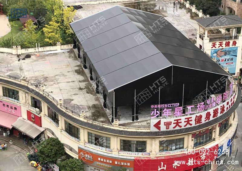 楼顶上也能够建造篮球装配式篷房，，，，，，这几座篷房都在楼顶上