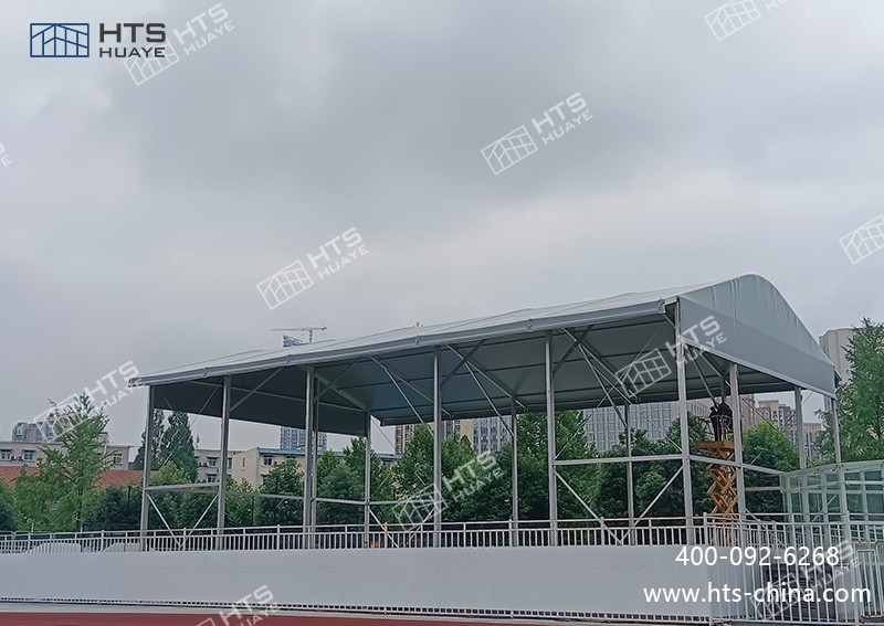 某科技大学又新建一座350平方米的网球馆篷房，，，，，，边高可达9.6米